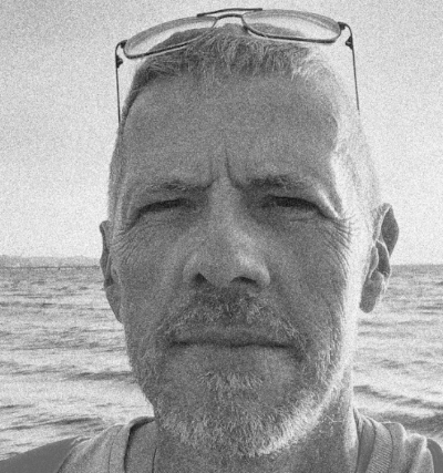 Portrait von Martin Gleiss am Meer